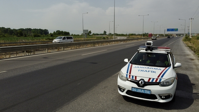 Sakarya trafik jandarması, hız ihlallerini yerli radar cihazıyla tespit ediyor