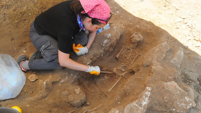 Diyarbakır'da eski taş ocağındaki kazıda bulunan gömülü çocuk sayısı 60'a yükseldi