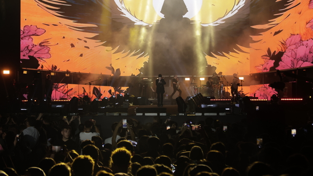 Fatma Turgut, konserine gelen mezun üniversite öğrencilerine kep attırdı