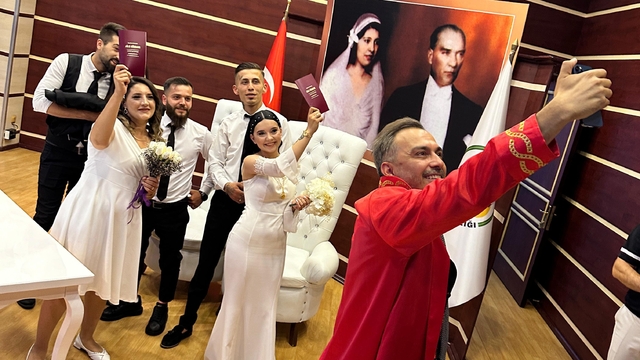 Arkadaş iki çift, aynı günde birbirlerine nikah şahidi oldu