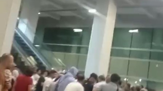 Diyarbakır Havalimanı'nda yürüyen merdiven durunca vatandaşlar birbirlerinin üzerine düştü