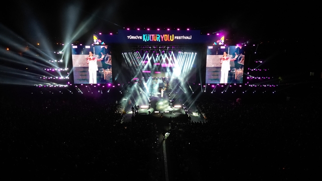 Şarkıcı Bengü Van Kültür Yolu Festivali'nde konser verdi