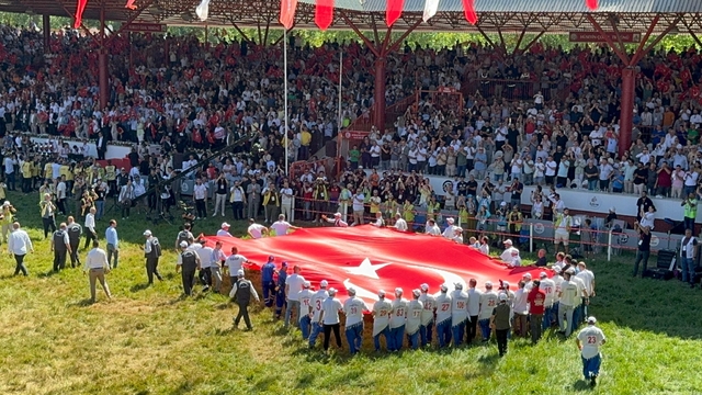 Kırkpınar Güreşleri'nin yapıldığı Sarayiçi Er Meydanı'nda dev Türk bayrağı açıldı