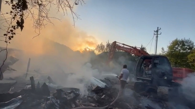 Bartın'da 2 katlı ev yandı