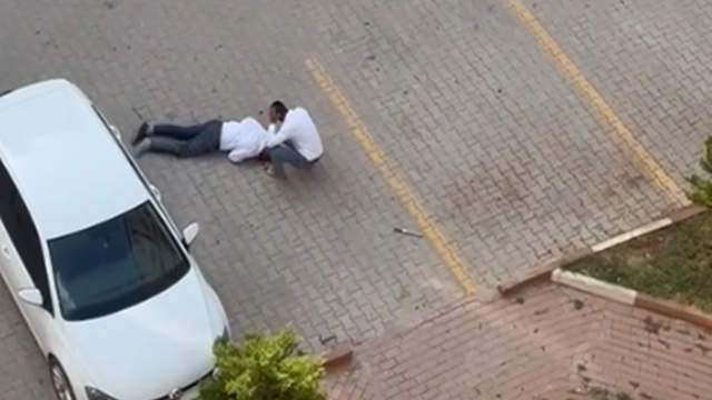 Baba ve oğluna tekme tokat dayak kamerada