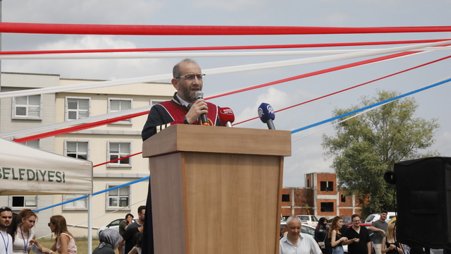 OMÜ İletişim ile İnsan ve Toplum Bilimleri fakültelerinde mezuniyet töreni düzenlendi