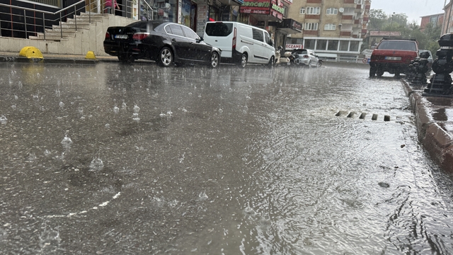 Çankırı'da sağanak nedeniyle bazı ev ve iş yerlerini su bastı