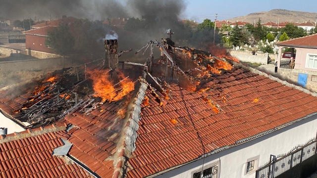 Tek katlı evde çıkan yangında anne ile oğlu öldü