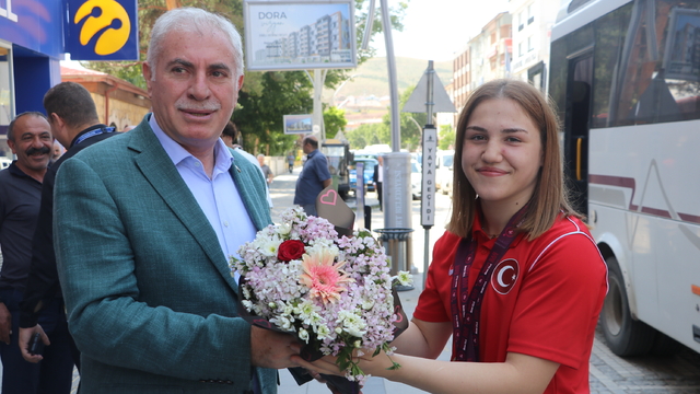 Avrupa şampiyonu milli güreşçi Beyzanur Akkuş, Bayburt Belediyesini ziyaret etti