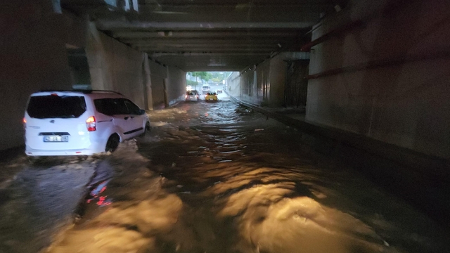 Konya'da sağanak; altgeçitler suyla doldu