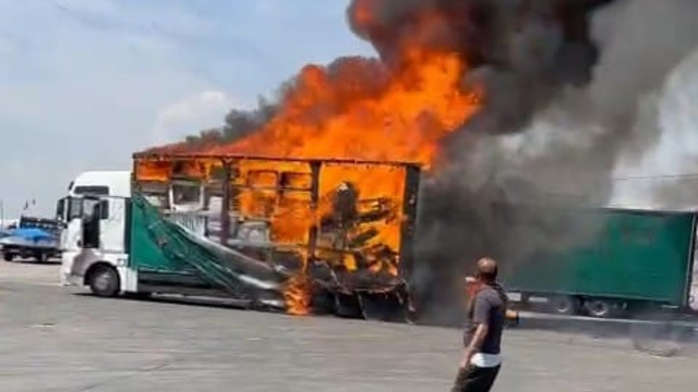 Kaynak yapılırken yangın çıkan mobilya malzemesi yüklü TIR, kullanılamaz hale geldi