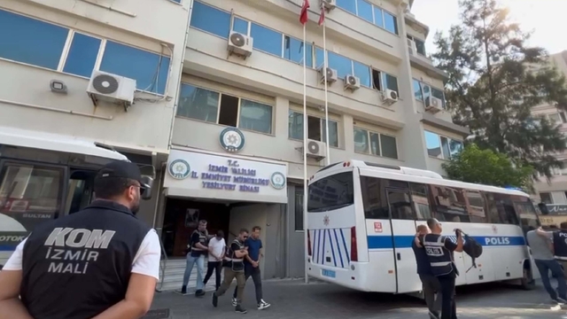 İzmir merkezli 'gümrükte rüşvet' operasyonunda gözaltına alınan 77 şüpheli adliyede
