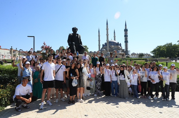 Edirne'deki yaz kampına katılan Balkanlar'da yaşayan öğrenciler Selimiye Camisi'ni gezdi