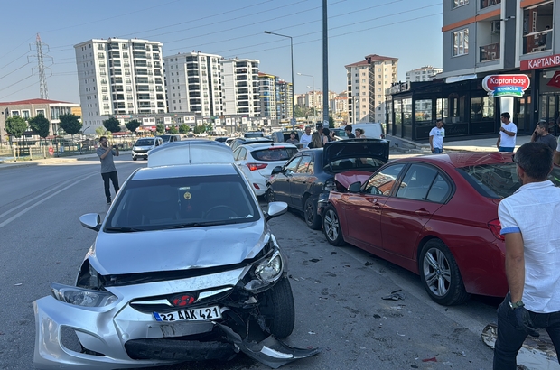 Edirne'de bisiklet yolunda park halindeki otomobile çarpan araçtaki 2 kişi yaralandı 