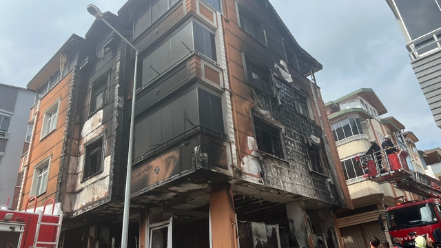 Fatsa'da çıkan yangında 3 katlı apartman zarar gördü