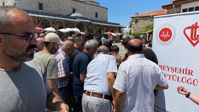 Beyşehir'de vatandaşlara aşure ikram edildi