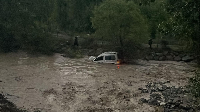 Erzurum'da heyelan hafif ticari aracı Tortum Çayı'na sürükledi; 3 kişi kurtuldu, anne öldü, çocuğu kayboldu