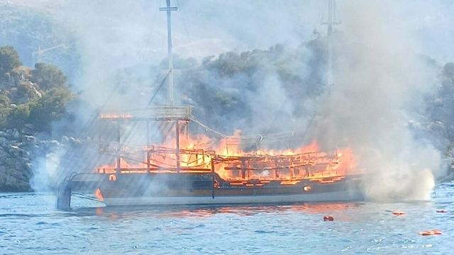 Marmaris'te tur teknesi yandı, tahliye edilen 39 kişiden yaralı 4'ü hastaneye sevk edildi