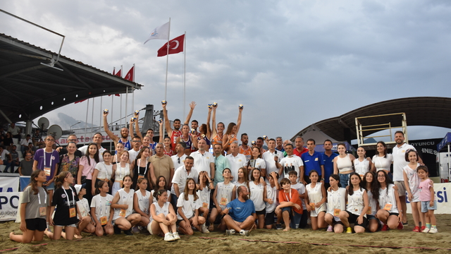 Artvin'de "25. Yıl Hopa Plaj Voleybolu Uluslararası Özel Turnuvası" düzenlendi