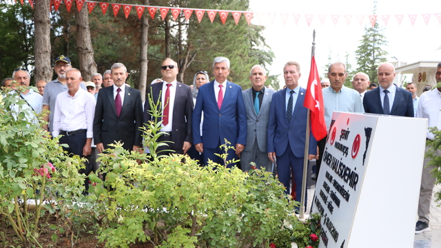 Emekli astsubaylardan şehit Ömer Halisdemir'in mezarına ziyaret