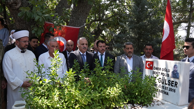 Diyarbakır'da 15 Temmuz şehitleri kabirleri başında anıldı