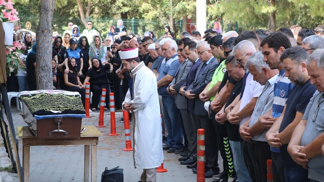 Tur otobüsü kazasında ölen 11 yaşındaki Melisa, son yolculuğuna uğurlandı