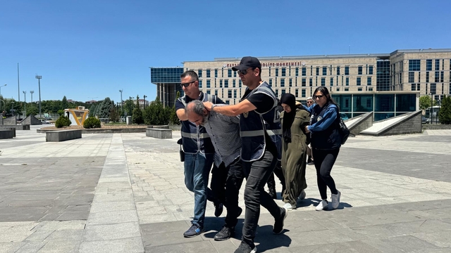 Atatürk Anıtı'na baltalı saldırı sanığı dayı-yeğene 3'er yıl kadar hapis istemi