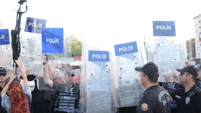 DEM Partililerin basın açıklamasında TSK ile ilgili sözlere emniyet amirinden müdahale