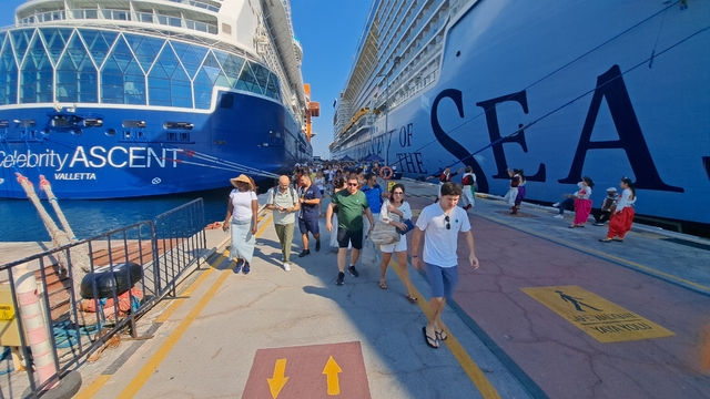 Kuşadası'na 3 kruvaziyerle 8 bin 576 turist geldi