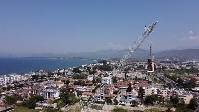 Fethiye'de tatilciler "bungee jumping" ile adrenalin yaşıyor