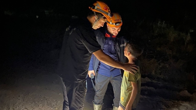 Sivas'ta çadırlarını su basan işçileri ekipler kurtardı