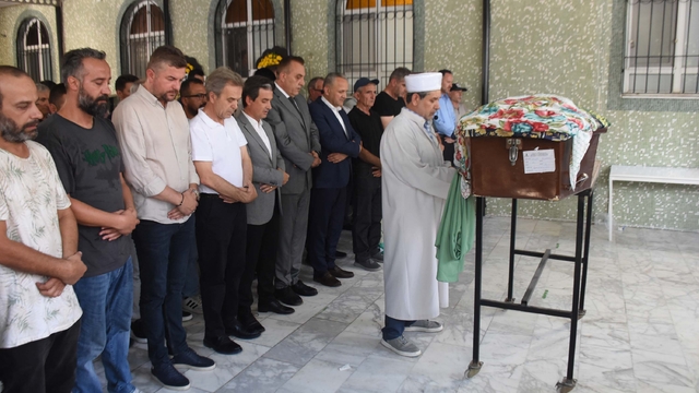 Çeşme'deki orman yangınında ölen 3 kişi son yolculuğuna uğurlandı