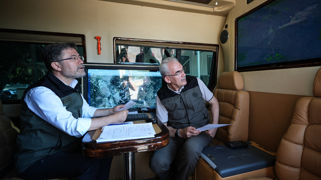 Bakan Yumaklı, İzmir'de yangın bölgesinde açıklamalarda bulundu: