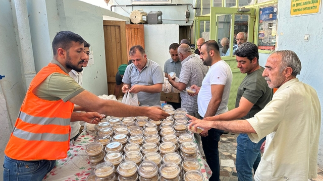 Savur Belediyesinden vatandaşlara aşure ikramı