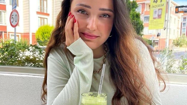 Domuza çarpan otomobilde hayatını kaybeden eczacı Begüm, son yolculuğuna uğurlandı