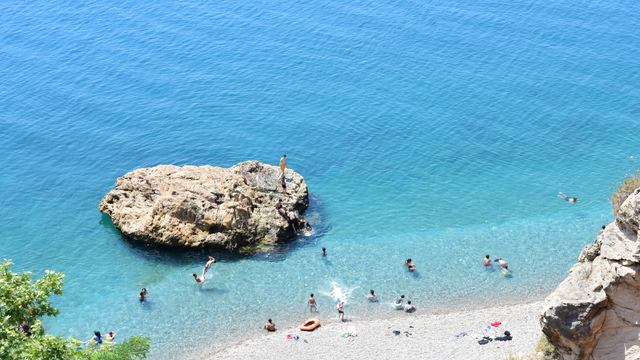 Antalya'da sıcak hava bunalttı
