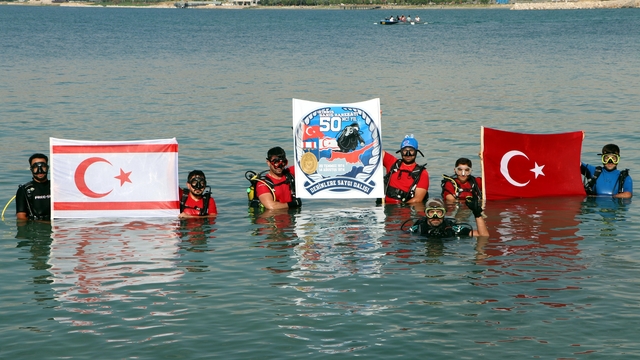 Kıbrıs Barış Harekatı'nın 50'nci yılında Van Gölü'ne daldılar