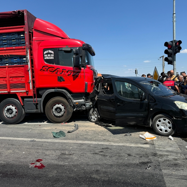 Afyonkarahisar'da yoldan çıkan otomobildeki 4 kişi yaralandı - Afyonkarahisar Haberleri