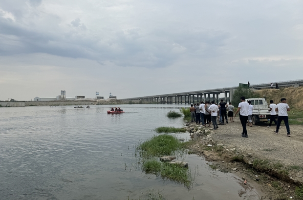 Edirne'de Meriç Nehri'ne giren 2 genç kayboldu