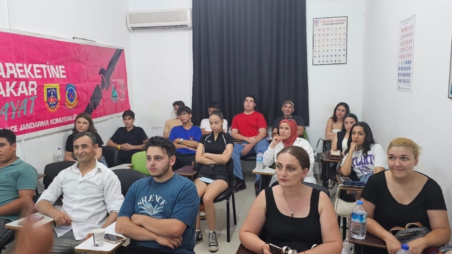 Kemer'de jandarma ekipleri, sürücü adaylarına eğitim verdi