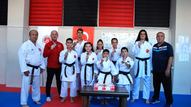 Uluslararası Gemlik Karate Turnuvası'nda katılan sporculara madalyaları takdim edildi