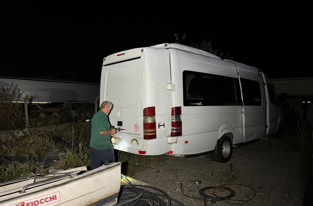 Edirne'de minibüsün gizli bölmesinde 12 düzensiz göçmen ve 1 FETÖ şüphelisi yakalandı