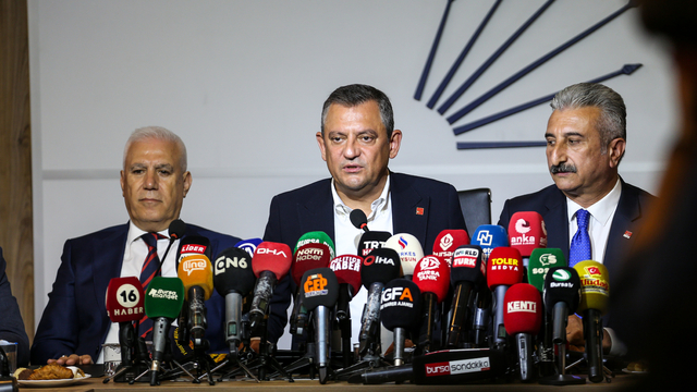 CHP Genel Başkanı Özel, partisinin Bursa İl Başkanlığında konuştu: