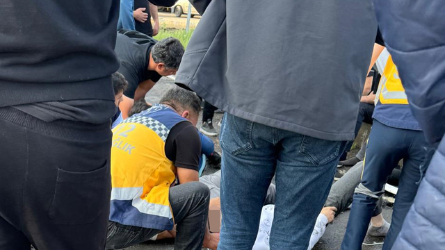 Kars'ta otomobil ile hafif ticari aracın çarpıştığı kazada 13 kişi yaralandı
