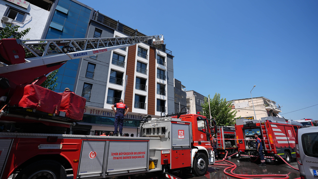 İzmir'de sendika binasında çıkan yangında 1 kişi dumandan etkilendi