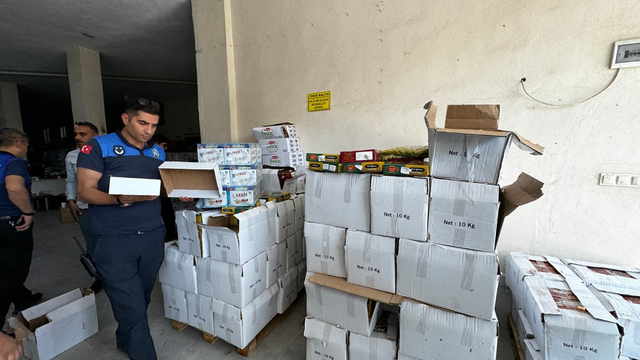 Şanlıurfa'da son kullanma tarihi geçmiş bir ton şeker ve lokum imha edildi