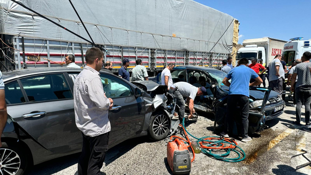 Otomobiller kavşakta çarpıştı: 1 ölü, 9 yaralı