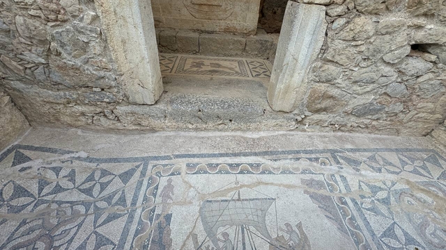 Olympos Antik Kenti, gün yüzüne çıkarılan tarihi kalıntılarıyla turistlerin ilgisini çekiyor