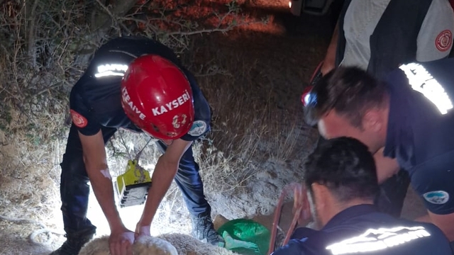 Kayseri'de itfaiye ekipleri kuyuya düşen koyunu kurtardı