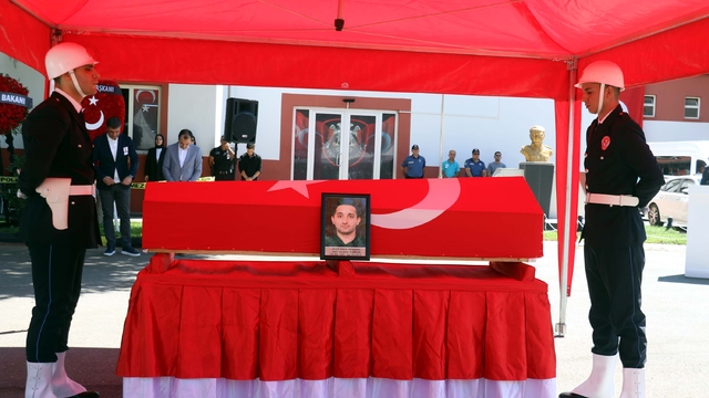 Şehit polis memuru için tören